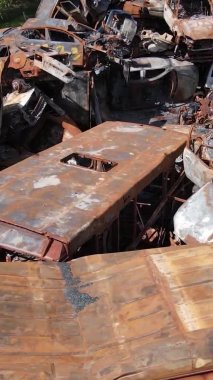 Irpin, Ukrayna 'daki harap olmuş arabaların dikey videosu