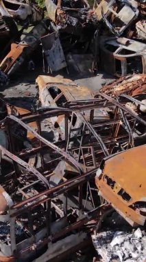 Irpin, Ukrayna 'daki harap olmuş arabaların dikey videosu