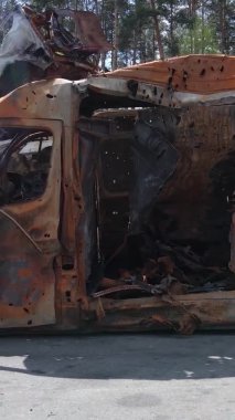 Irpin, Ukrayna 'daki harap olmuş arabaların dikey videosu
