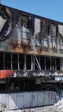 Bucha, Ukrayna 'da yıkılan bir alışveriş merkezinin dikey videosu