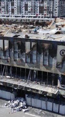 Bucha, Ukrayna 'da yıkılan bir alışveriş merkezinin dikey videosu