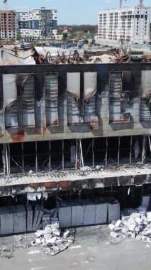 Bucha, Ukrayna 'da yıkılan bir alışveriş merkezinin dikey videosu