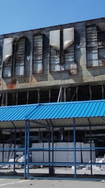 Bucha, Ukrayna 'da yıkılan bir alışveriş merkezinin dikey videosu