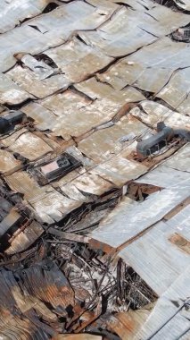 Bucha, Ukrayna 'da yıkılan bir alışveriş merkezinin dikey videosu