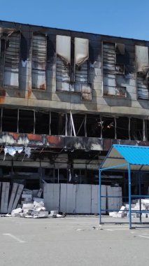 Bucha, Ukrayna 'da yıkılan bir alışveriş merkezinin dikey videosu