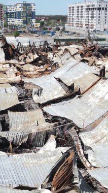 Bucha, Ukrayna 'da yıkılan bir alışveriş merkezinin dikey videosu