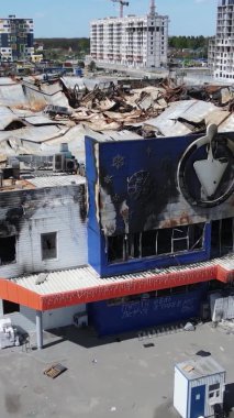 Bucha, Ukrayna 'da yıkılan bir alışveriş merkezinin dikey videosu