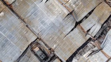 Bucha, Ukrayna 'da yıkılan bir alışveriş merkezinin dikey videosu