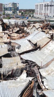 Bucha, Ukrayna 'da yıkılan bir alışveriş merkezinin dikey videosu