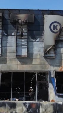 Bucha, Ukrayna 'da yıkılan bir alışveriş merkezinin dikey videosu