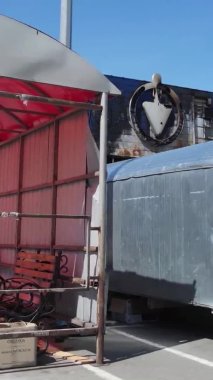 Bucha, Ukrayna 'da yıkılan bir alışveriş merkezinin dikey videosu