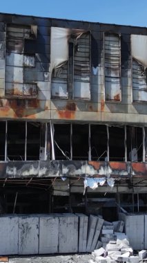 Bucha, Ukrayna 'da yıkılan bir alışveriş merkezinin dikey videosu