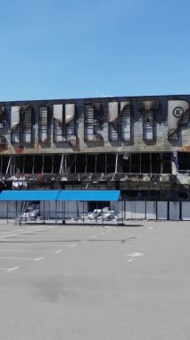Bucha, Ukrayna 'da yıkılan bir alışveriş merkezinin dikey videosu