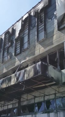 Bucha, Ukrayna 'da yıkılan bir alışveriş merkezinin dikey videosu