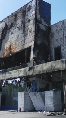 Bucha, Ukrayna 'da yıkılan bir alışveriş merkezinin dikey videosu