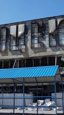 Bucha, Ukrayna 'da yıkılan bir alışveriş merkezinin dikey videosu