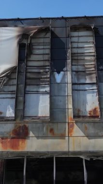 Bucha, Ukrayna 'da yıkılan bir alışveriş merkezinin dikey videosu