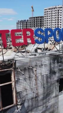 Bucha, Ukrayna 'da yıkılan bir alışveriş merkezinin dikey videosu