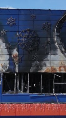 Bucha, Ukrayna 'da yıkılan bir alışveriş merkezinin dikey videosu