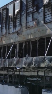 Bucha, Ukrayna 'da yıkılan bir alışveriş merkezinin dikey videosu