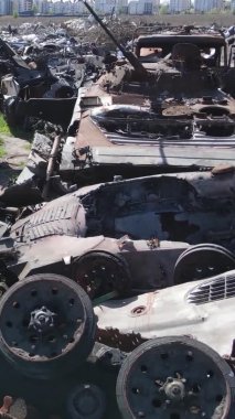 Bucha, Ukrayna 'daki yok edilmiş askeri donanımın dikey videosu