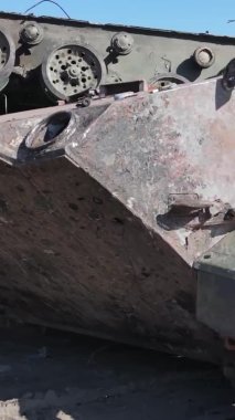 Bucha, Ukrayna 'daki yok edilmiş askeri donanımın dikey videosu