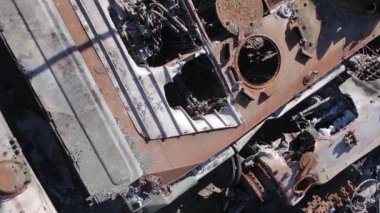 Bucha, Ukrayna 'daki yok edilmiş askeri donanımın dikey videosu