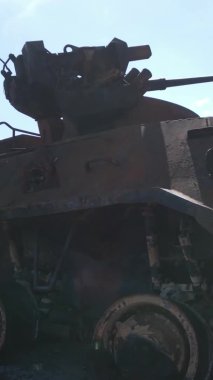 Bucha, Ukrayna 'daki yok edilmiş askeri donanımın dikey videosu