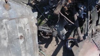 Bucha, Ukrayna 'daki yok edilmiş askeri donanımın dikey videosu