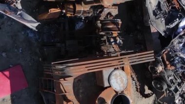 Bucha, Ukrayna 'daki yok edilmiş askeri donanımın dikey videosu