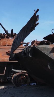 Bucha, Ukrayna 'daki yok edilmiş askeri donanımın dikey videosu