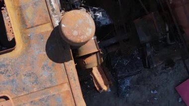 Bucha, Ukrayna 'daki yok edilmiş askeri donanımın dikey videosu