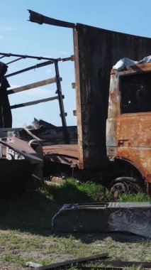 Bucha, Ukrayna 'daki yok edilmiş askeri donanımın dikey videosu
