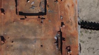 Bucha, Ukrayna 'daki yok edilmiş askeri donanımın dikey videosu