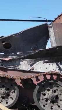 Bucha, Ukrayna 'daki yok edilmiş askeri donanımın dikey videosu