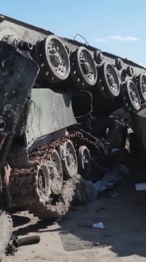 Bucha, Ukrayna 'daki yok edilmiş askeri donanımın dikey videosu