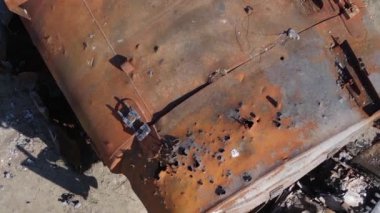 Bucha, Ukrayna 'daki yok edilmiş askeri donanımın dikey videosu