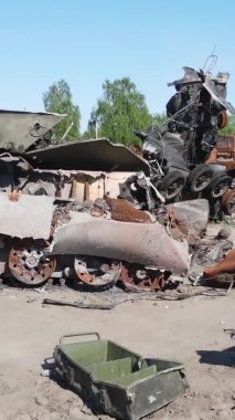 Bucha, Ukrayna 'daki yok edilmiş askeri donanımın dikey videosu