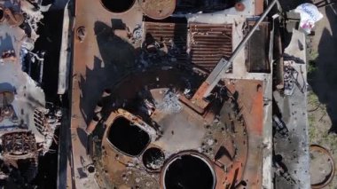 Bucha, Ukrayna 'daki yok edilmiş askeri donanımın dikey videosu