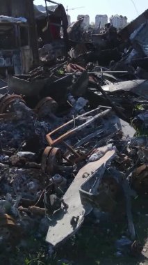 Bucha, Ukrayna 'daki yok edilmiş askeri donanımın dikey videosu