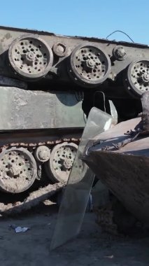Bucha, Ukrayna 'daki yok edilmiş askeri donanımın dikey videosu