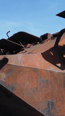 Bucha, Ukrayna 'daki yok edilmiş askeri donanımın dikey videosu