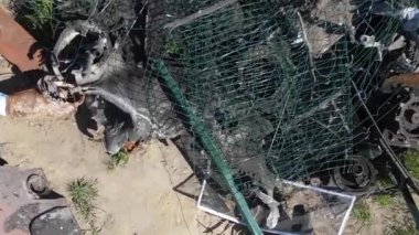 Bucha, Ukrayna 'daki yok edilmiş askeri donanımın dikey videosu