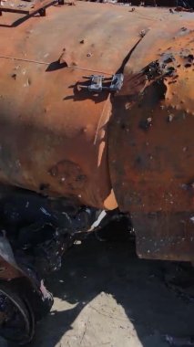 Bucha, Ukrayna 'daki yok edilmiş askeri donanımın dikey videosu