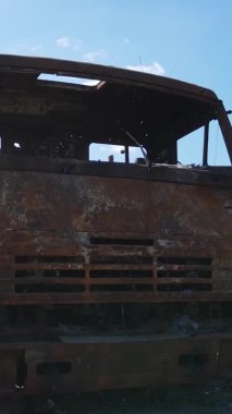 Bucha, Ukrayna 'daki yok edilmiş askeri donanımın dikey videosu