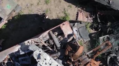 Bucha, Ukrayna 'daki yok edilmiş askeri donanımın dikey videosu