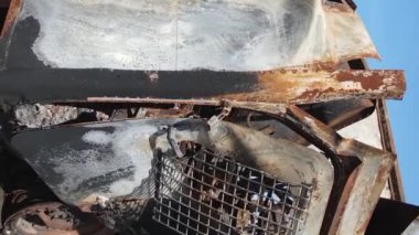 Bucha, Ukrayna 'daki yok edilmiş askeri donanımın dikey videosu