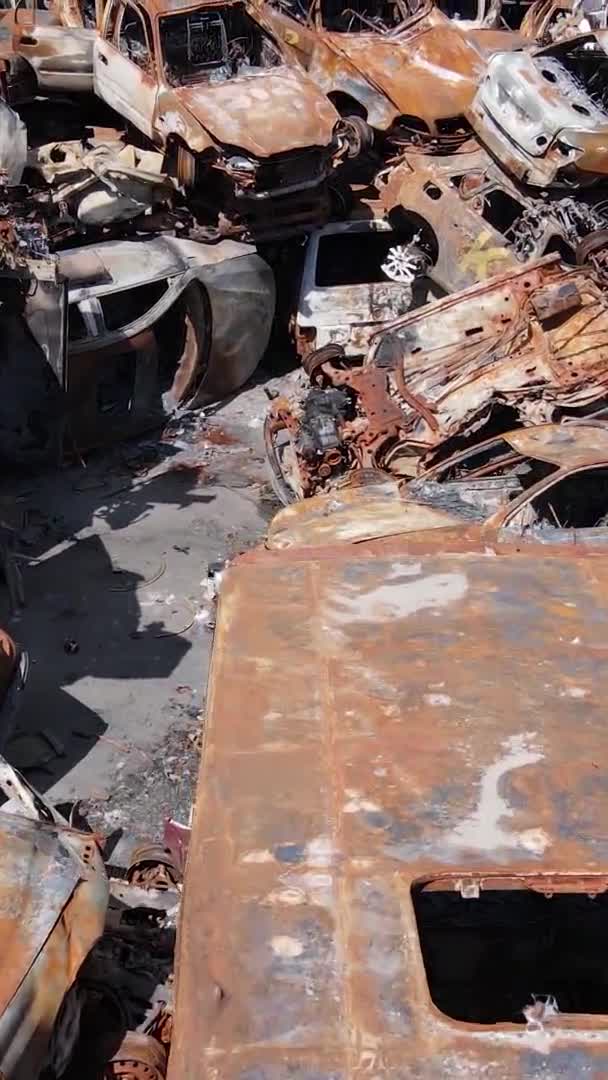 Vertikal Video Förstörda Bilar Staden Irpin Ukraina — Stockvideo