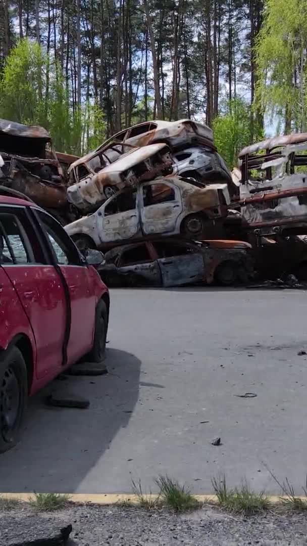 Verticale Video Van Kapotte Auto Stad Irpin Oekraïne — Stockvideo