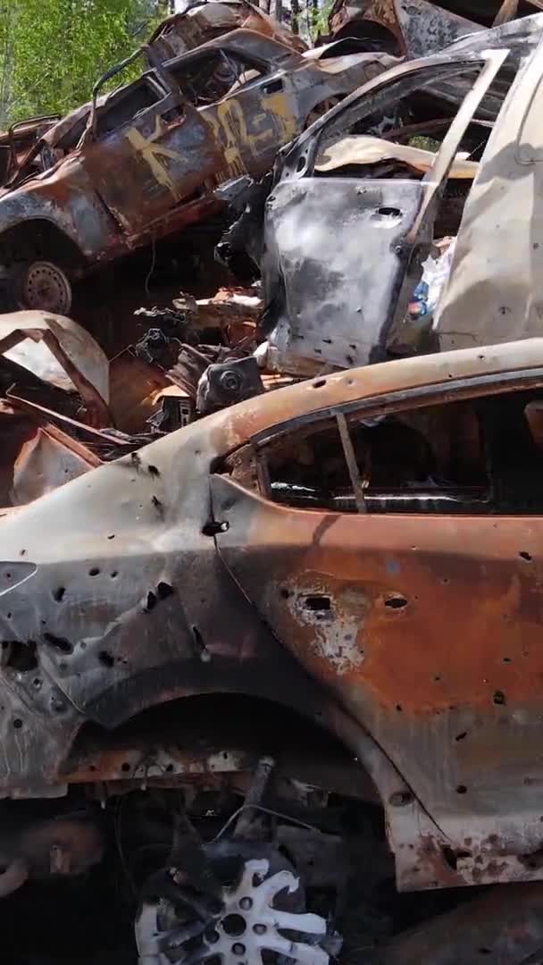 Video Vertikal Dari Mobil Yang Hancur Kota Irpin Ukraina — Stok Video
